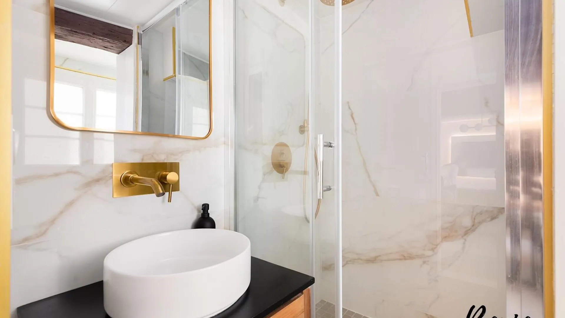 Super Central - Marais Luxury One-Bedroom - Free Parking Paris