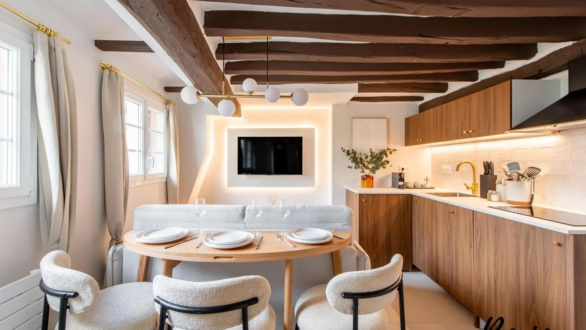Super Central - Marais Luxury One-Bedroom - Free Parking Paris Apartment