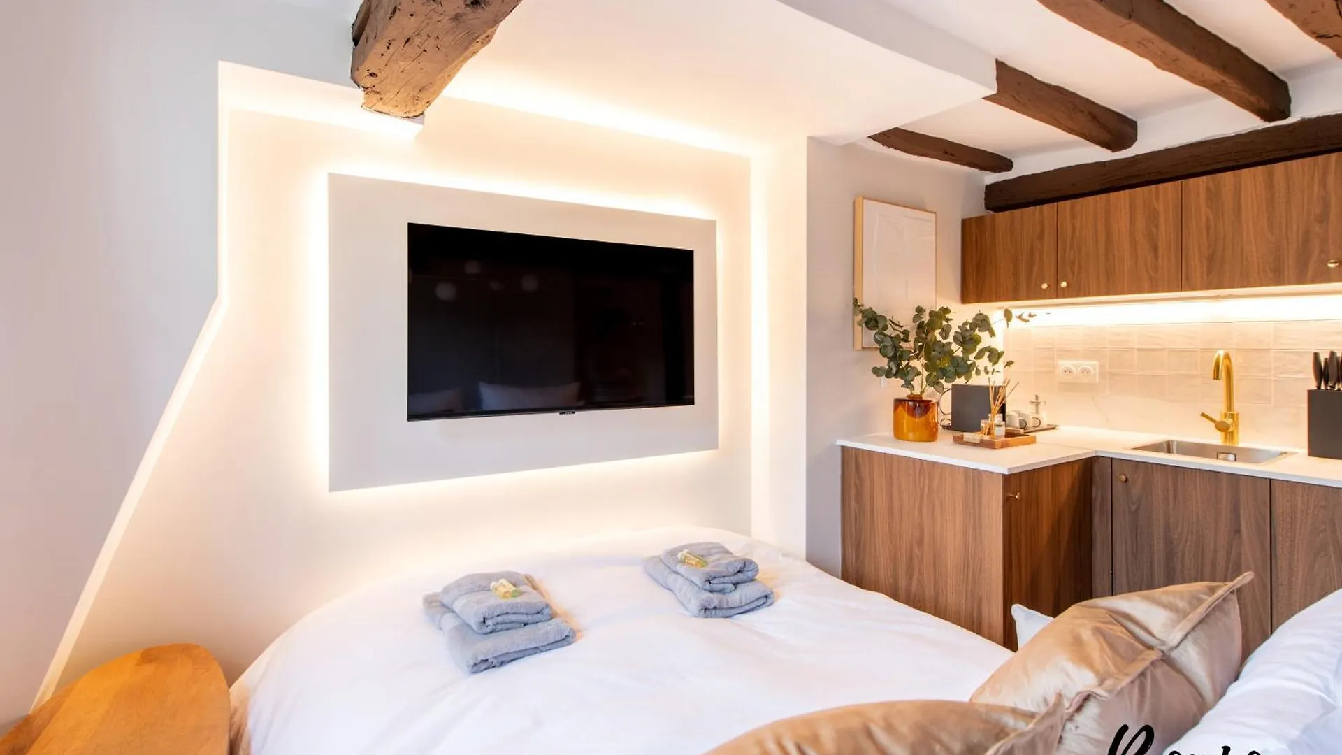 Super Central - Marais Luxury One-Bedroom - Free Parking Paris Apartment