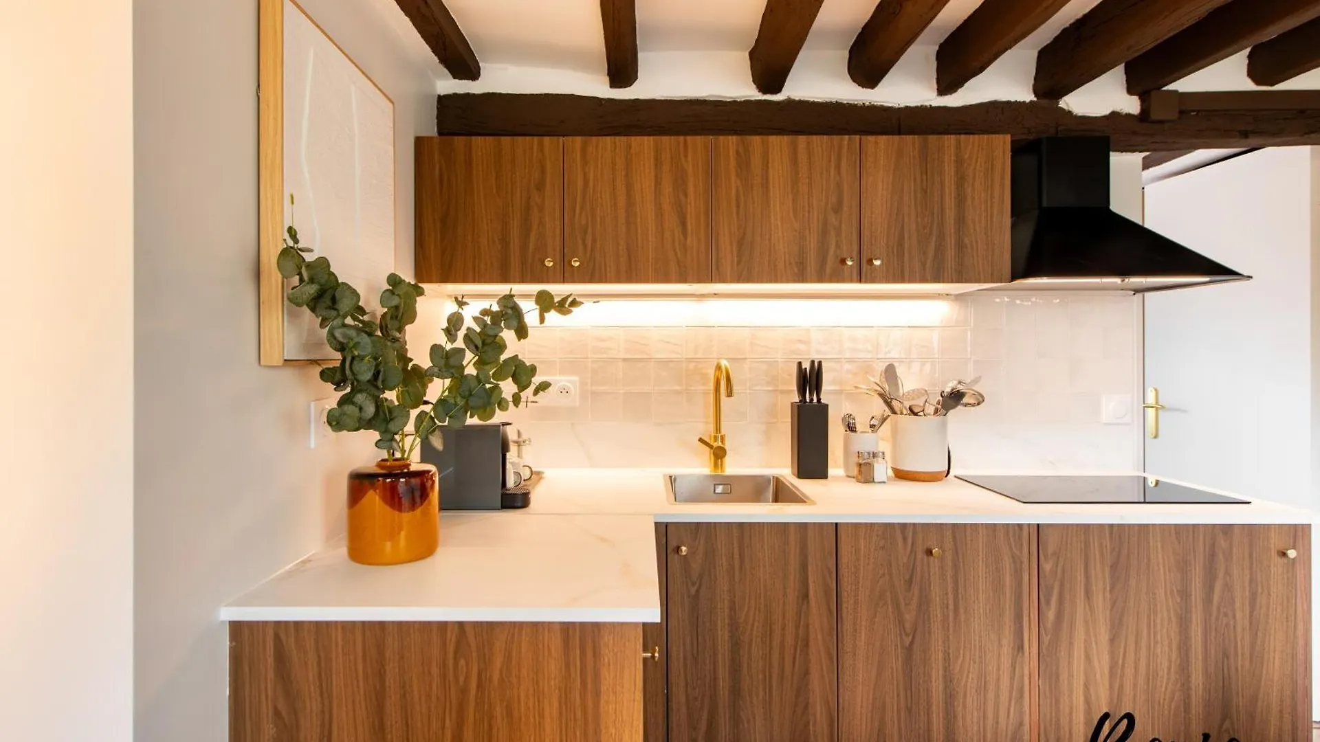 Super Central - Marais Luxury One-Bedroom - Free Parking Paris Apartment