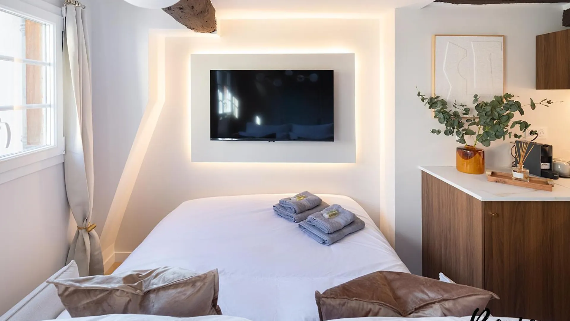 Apartment Super Central - Marais Luxury One-Bedroom - Free Parking Paris France
