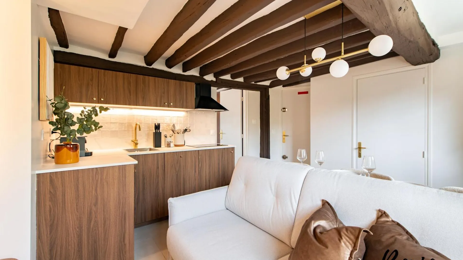 Super Central - Marais Luxury One-Bedroom - Free Parking Paris