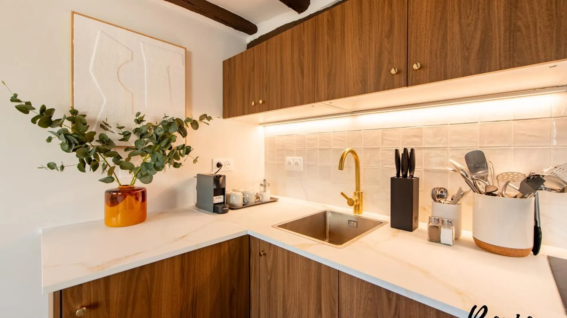 Super Central - Marais Luxury One-Bedroom - Free Parking Paris 0*,  France