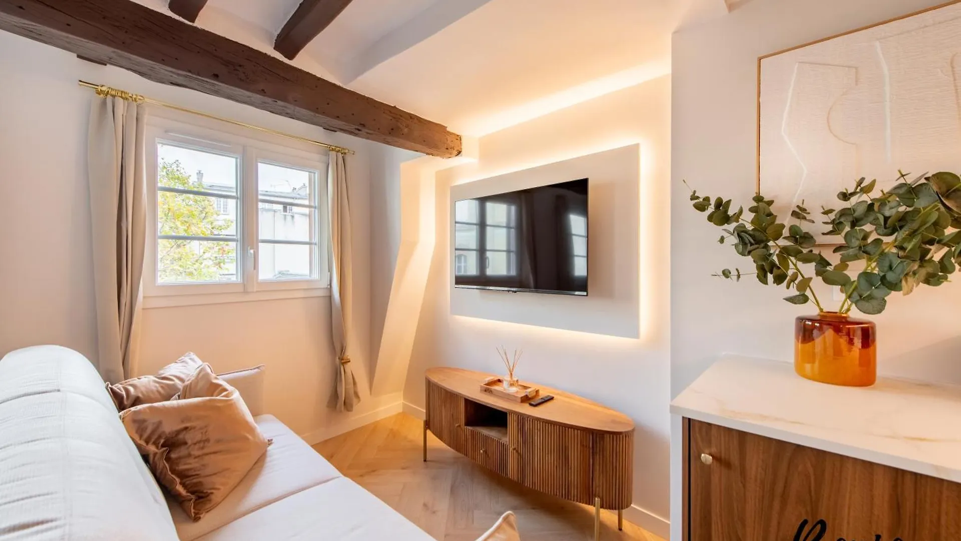 Super Central - Marais Luxury One-Bedroom - Free Parking Paris